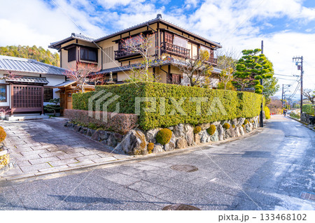 【重要伝統的建造物群保存地区】嵯峨鳥居本　冬の街並みの風景29　京都府京都市右京区 133468102