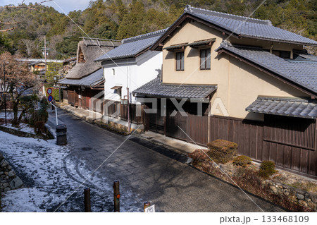 【重要伝統的建造物群保存地区】嵯峨鳥居本　冬の街並みの風景14　京都府京都市右京区 133468109