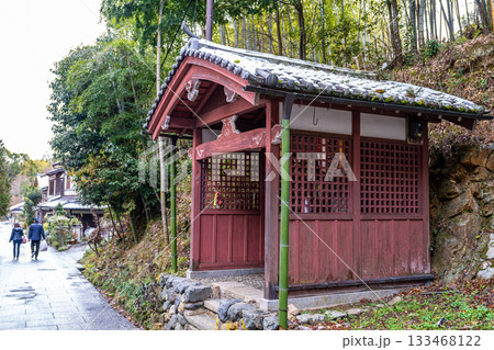 【重要伝統的建造物群保存地区】嵯峨鳥居本　地蔵堂と冬の街みの風景1　京都府京都市右京区 133468122
