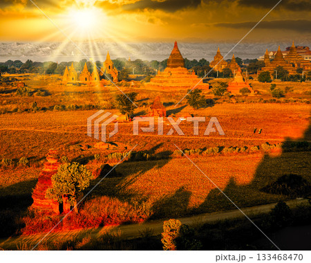 ミャンマーのオールド・パガン遺跡の美しい夕景 133468470