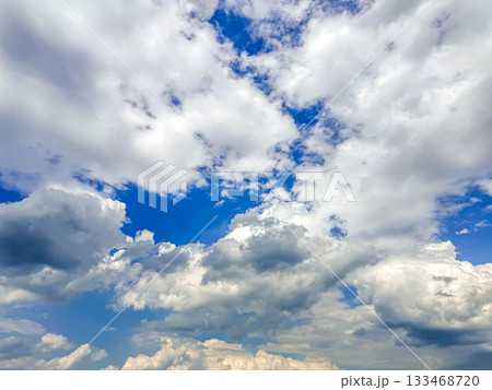 初夏の空模様 133468720