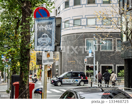 銀座のタクシー乗車禁止地区にあるハイヤー乗り場の標識(ハイヤー乗り場107号) 銀座のタクシー乗車禁止地区にあるハイヤー乗り場の標識(ハイヤー乗り場107号) 133468725