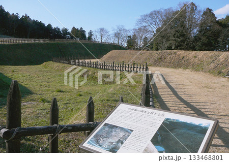 鉢形城跡:二の曲輪の堀と土塁と説明板【国指定史跡・日本100名城】埼玉県寄居町 鉢形城跡:二の曲輪の堀と土塁と説明板【国指定史跡・日本100名城】埼玉県寄居町 133468801
