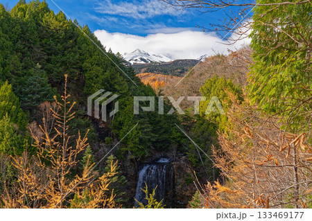 乗鞍岳を望む晩秋の森と善五郎の滝の絶景風景 133469177