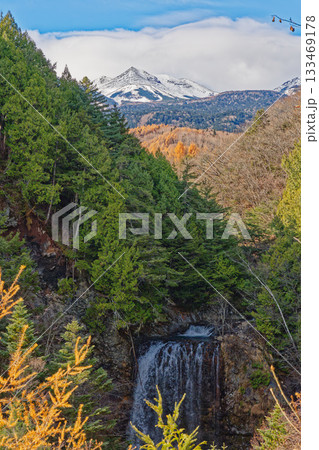 乗鞍岳を望む晩秋の森と善五郎の滝のダイナミックな絶景風景 133469178