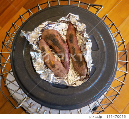 ストーブで焼いた焼き芋 133470056