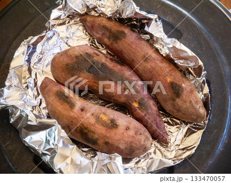 ストーブで焼いた焼き芋 133470057