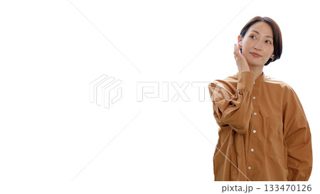 イヤフォン　音楽やラジオを聴いている女性(大) 133470126