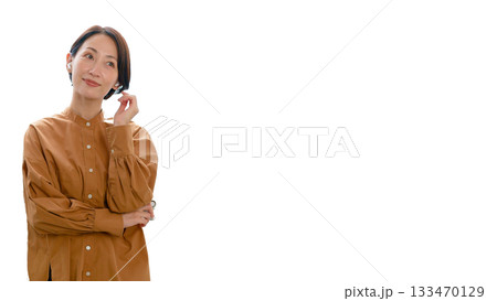 イヤフォン　音楽やラジオを聴いている女性(大) 133470129