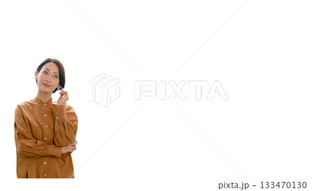 イヤフォン　音楽やラジオを聴いている女性(中) 133470130