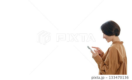 電話を操作する女性(中) 133470136