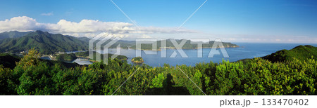 南伊勢町鵜倉園地のかさらぎ展望台から贄湾全景を望む 南伊勢町鵜倉園地のかさらぎ展望台から贄湾全景を望む 133470402