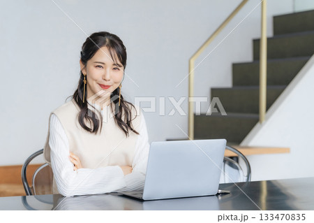 オフィスでノートPCを使って仕事する女性 133470835