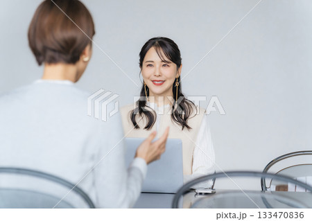 ロビーで面談する女性グループ 133470836