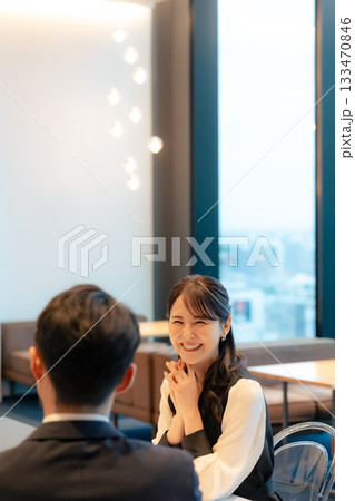 ロビーで笑顔で会話するカップル ロビーで笑顔で会話するカップル 133470846