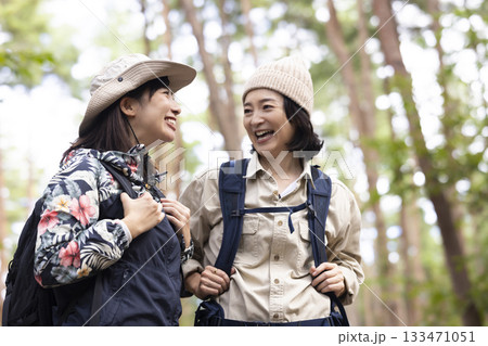自然の中を散歩する女性 133471051