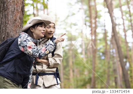 登山を楽しむ女性 登山を楽しむ女性 133471454