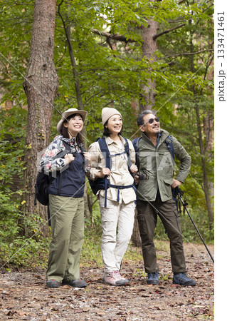 秋の山を歩く家族 133471461