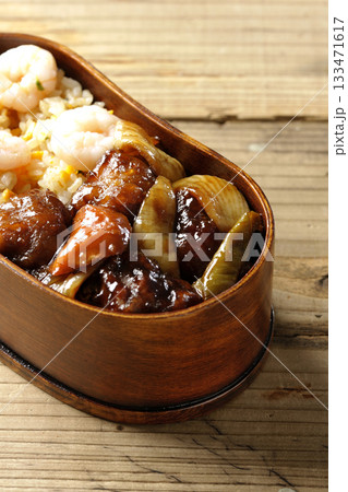 海老炒飯黒酢酢豚弁当 133471617