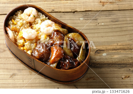 海老炒飯黒酢酢豚弁当 133471626