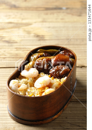 海老炒飯黒酢酢豚弁当 133471644