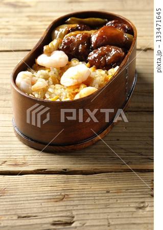 海老炒飯黒酢酢豚弁当 133471645