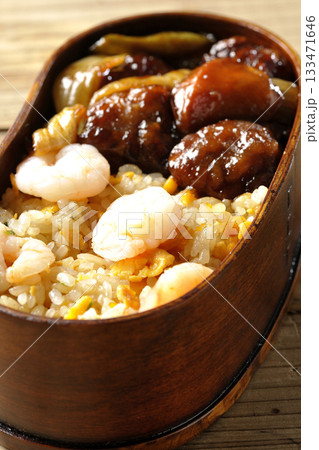 海老炒飯黒酢酢豚弁当 133471646