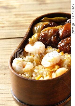 海老炒飯黒酢酢豚弁当 133471647