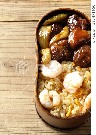 海老炒飯黒酢酢豚弁当 133471650