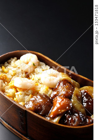 海老炒飯黒酢酢豚弁当を黒背景で撮影 133471818