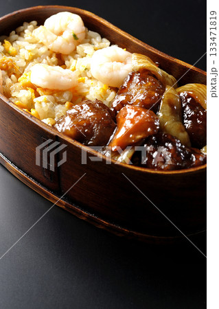 海老炒飯黒酢酢豚弁当を黒背景で撮影 海老炒飯黒酢酢豚弁当を黒背景で撮影 133471819