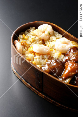 海老炒飯黒酢酢豚弁当を黒背景で撮影 133471820