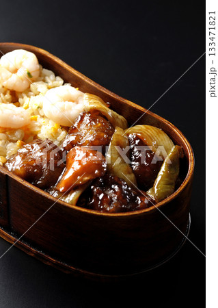 海老炒飯黒酢酢豚弁当を黒背景で撮影 133471821