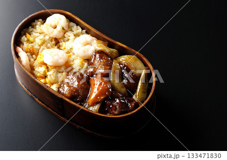 海老炒飯黒酢酢豚弁当を黒背景で撮影 海老炒飯黒酢酢豚弁当を黒背景で撮影 133471830