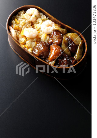 海老炒飯黒酢酢豚弁当を黒背景で撮影 133471836