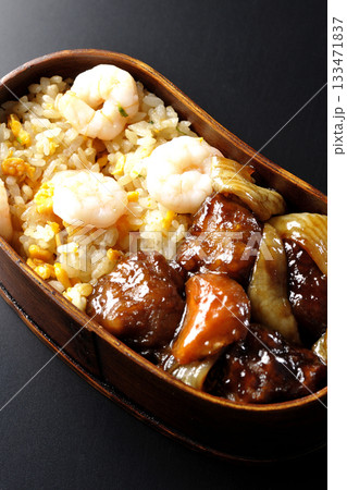海老炒飯黒酢酢豚弁当を黒背景で撮影 海老炒飯黒酢酢豚弁当を黒背景で撮影 133471837