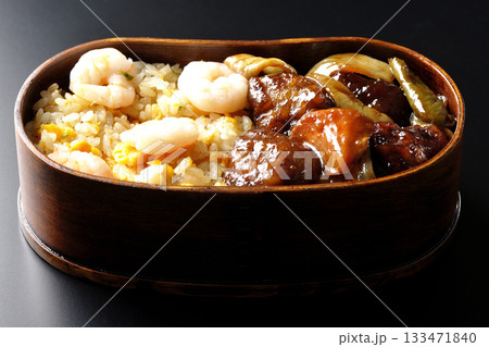 海老炒飯黒酢酢豚弁当を黒背景で撮影 133471840