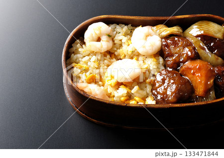 海老炒飯黒酢酢豚弁当を黒背景で撮影 133471844