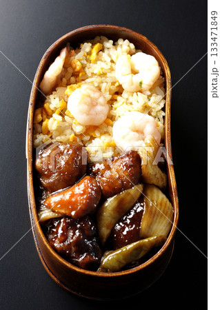 海老炒飯黒酢酢豚弁当を黒背景で撮影 133471849