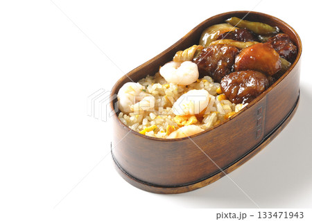 海老炒飯黒酢酢豚弁当を白背景で撮影 133471943
