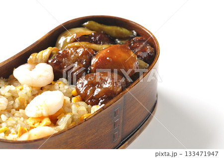 海老炒飯黒酢酢豚弁当を白背景で撮影 133471947