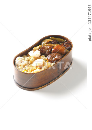 海老炒飯黒酢酢豚弁当を白背景で撮影 海老炒飯黒酢酢豚弁当を白背景で撮影 133471948