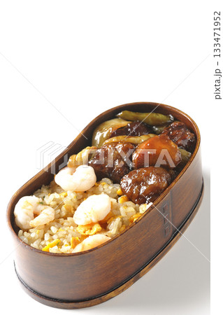 海老炒飯黒酢酢豚弁当を白背景で撮影 133471952