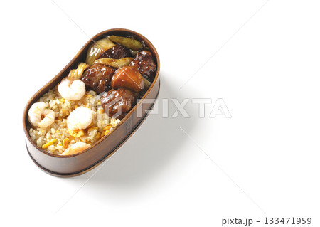 海老炒飯黒酢酢豚弁当を白背景で撮影 133471959