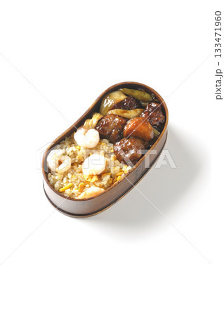 海老炒飯黒酢酢豚弁当を白背景で撮影 海老炒飯黒酢酢豚弁当を白背景で撮影 133471960
