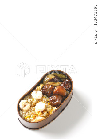 海老炒飯黒酢酢豚弁当を白背景で撮影 133471961