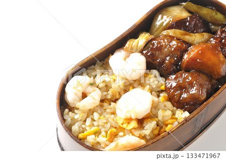 海老炒飯黒酢酢豚弁当を白背景で撮影 133471967