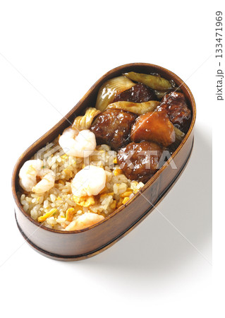 海老炒飯黒酢酢豚弁当を白背景で撮影 133471969