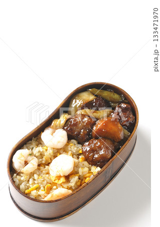 海老炒飯黒酢酢豚弁当を白背景で撮影 海老炒飯黒酢酢豚弁当を白背景で撮影 133471970