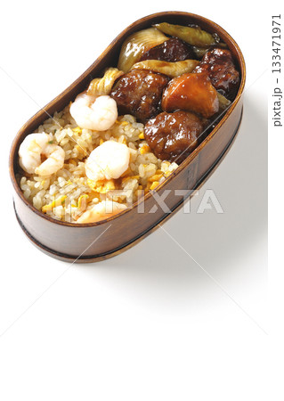 海老炒飯黒酢酢豚弁当を白背景で撮影 133471971